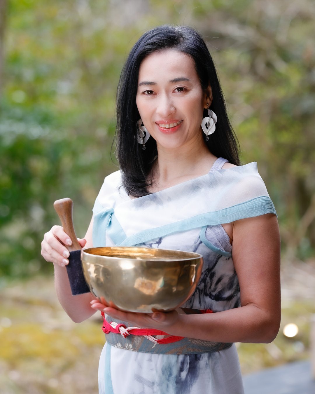 シンギングボウルを手にするZENSEE代表 加藤安子
